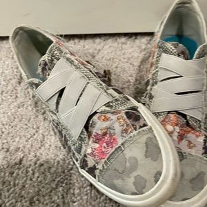 Blowfish, multicolored, flowered shoe